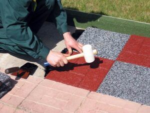 Укладка плитки из резиновой крошки