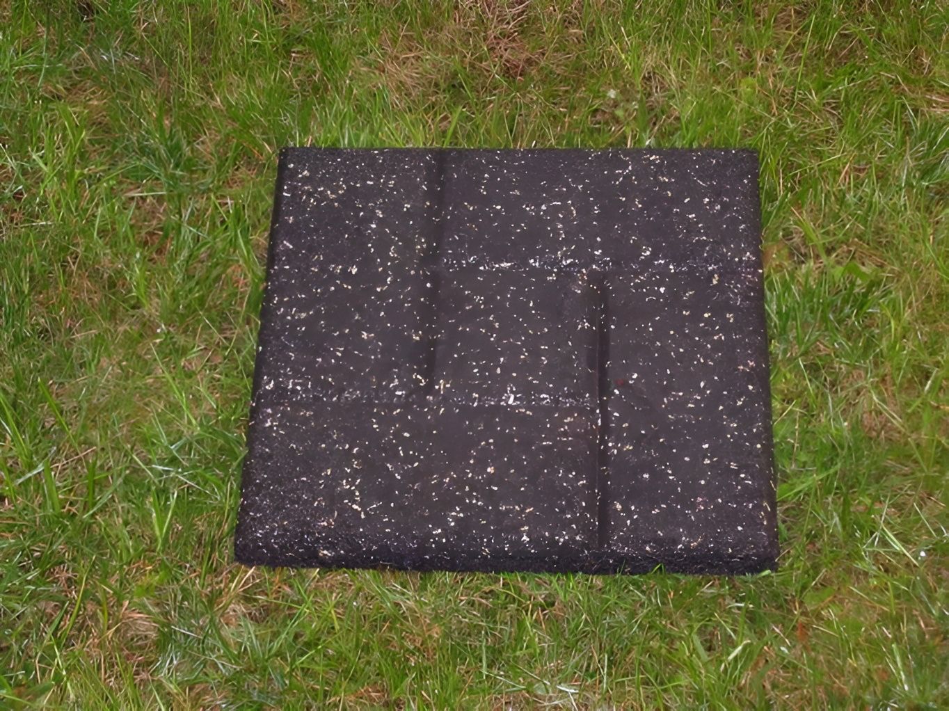 плитка на траве